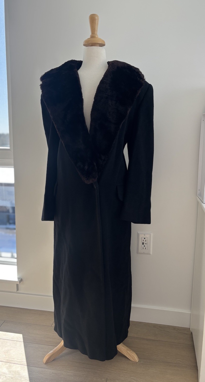 VNTG REGENCY Black Cashmere/Wool Shaved Fur Collar Coat Size 12 With Damage