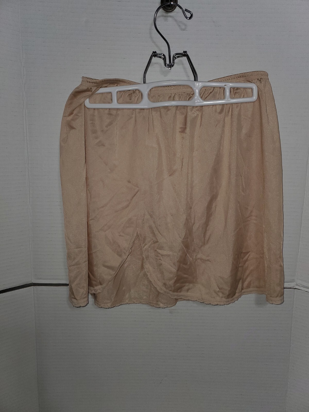 Vanity Fair Quarter 1/4 Slip Size Medium 16″ Long 5″slit 11-760 Lingerie Beige