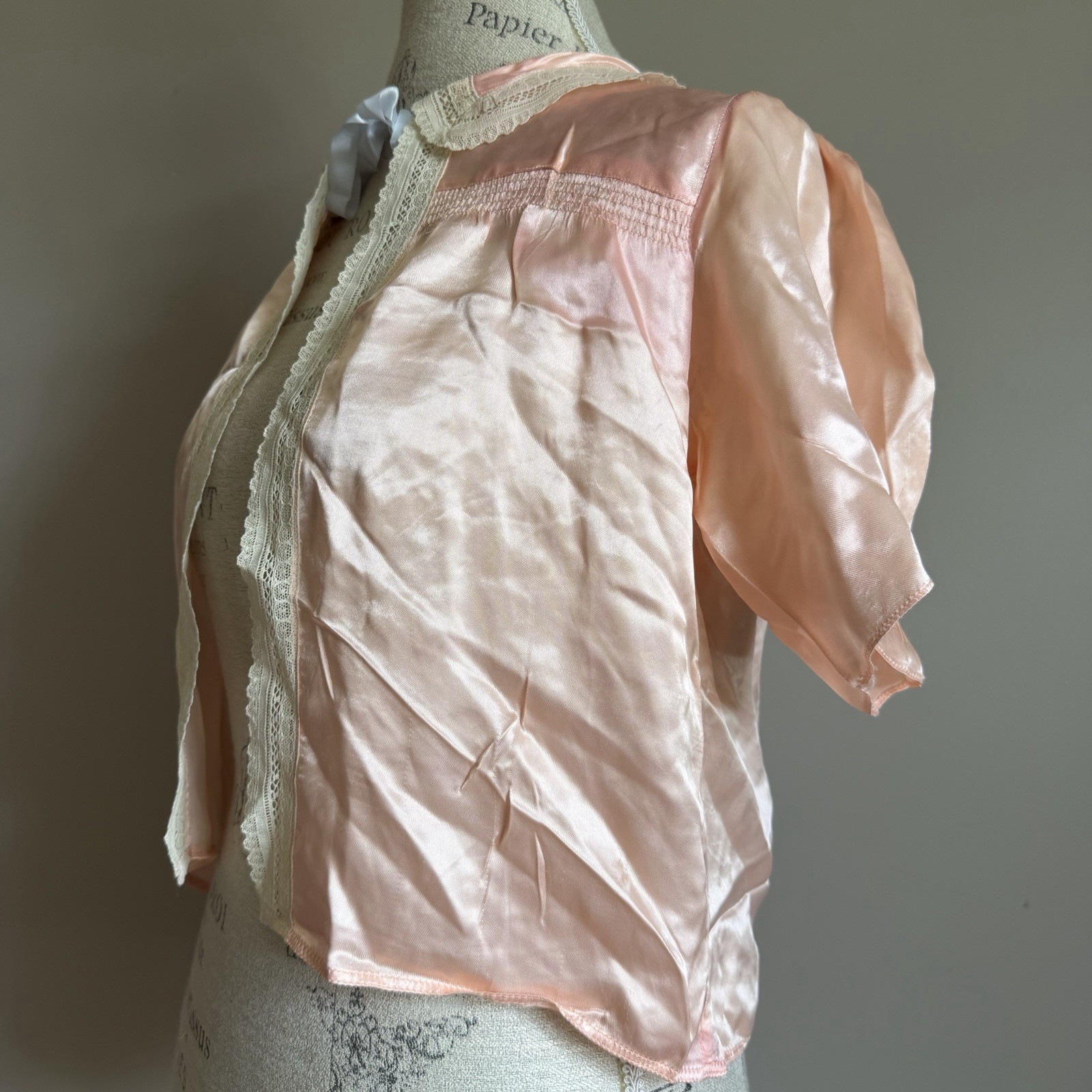 Vintage 30’s Silky Peach Bed Jacket S/M Lace Trim Peter Pan Collar Charming