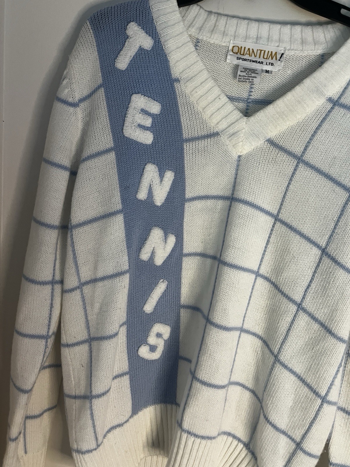 Vintage Women’s Tennis Sweater Quantum! Sportswear M Light Blue Cream V Neck