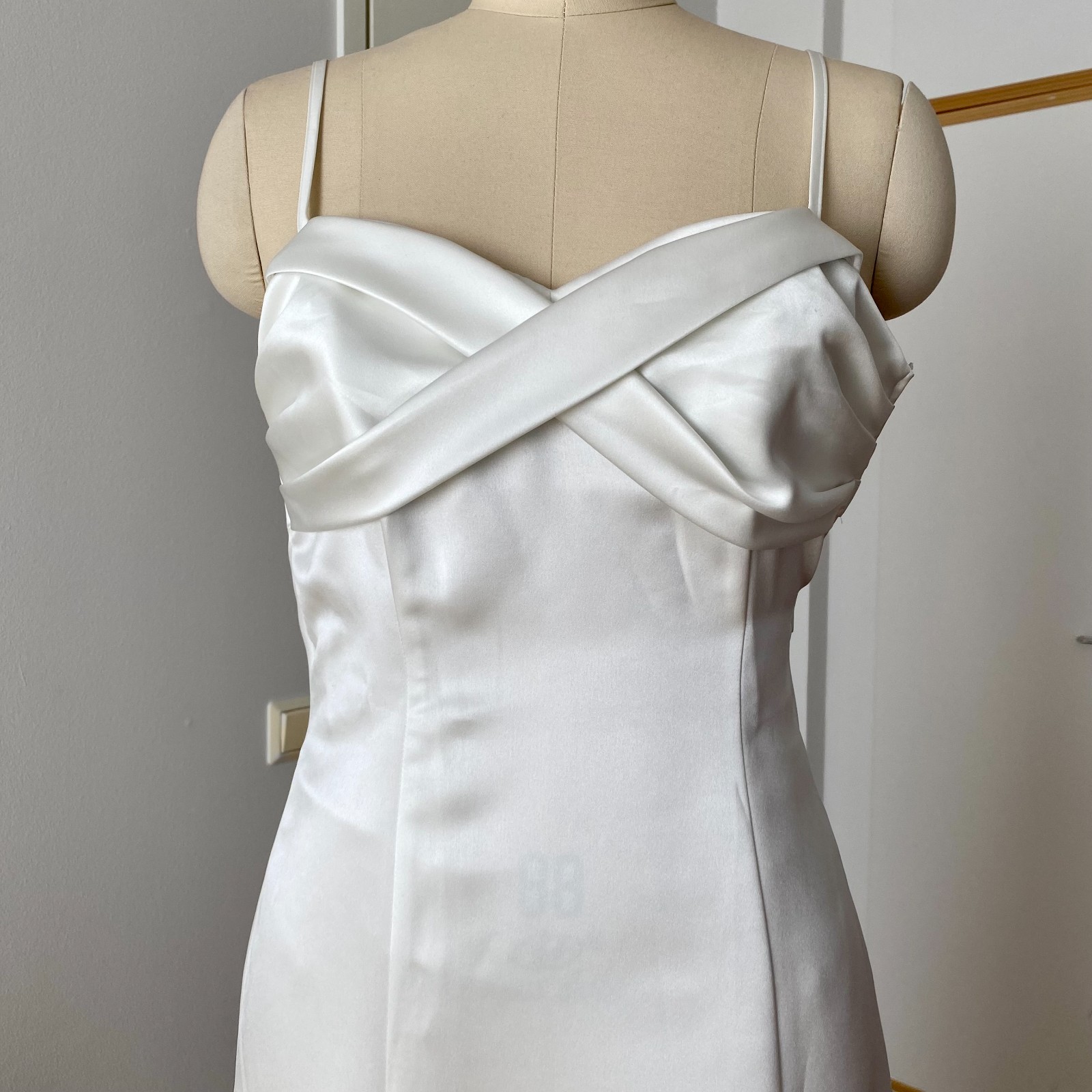 Vera MONT Vintage Wedding Dress Minimalist Spaghetti Straps Floor Length Bridal
