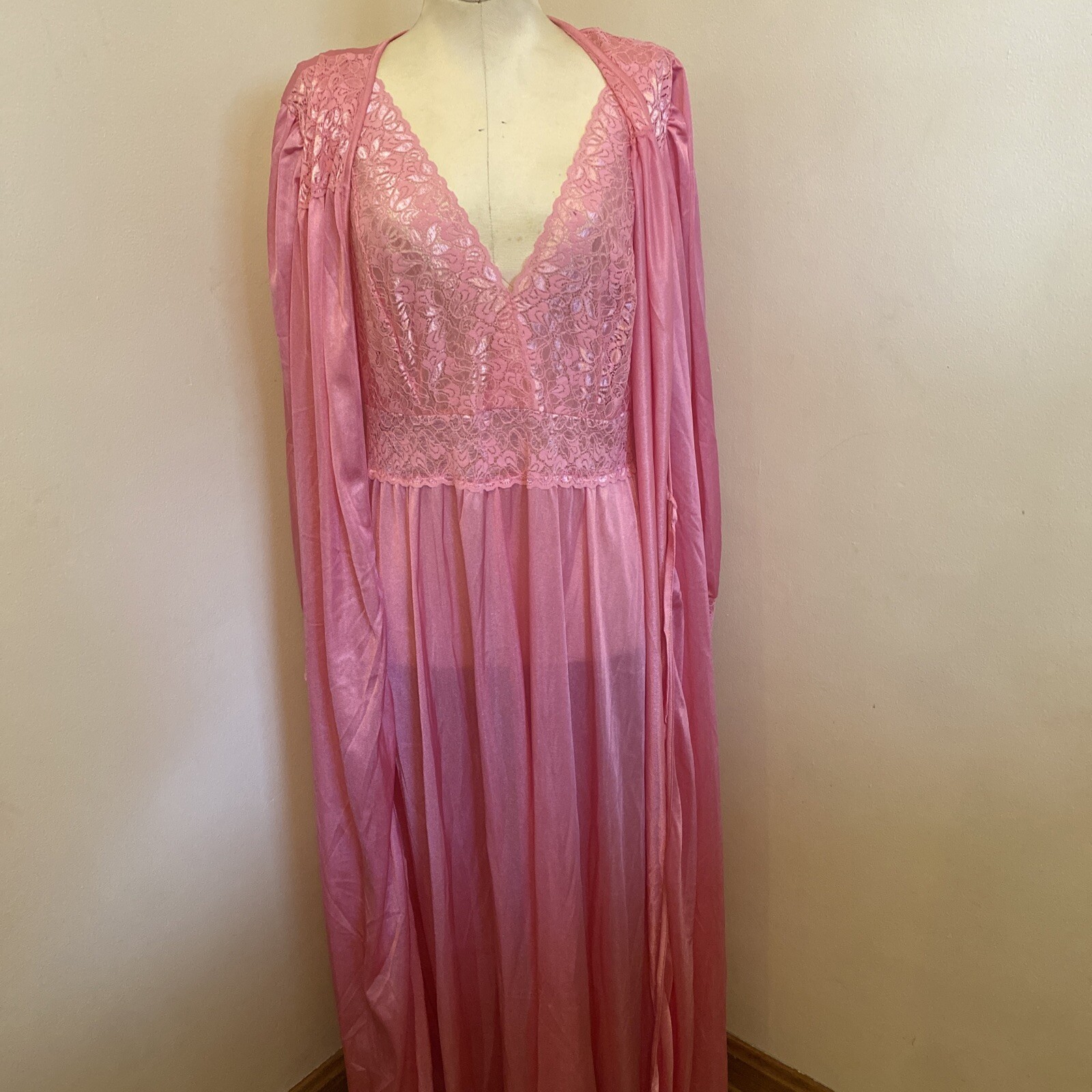 Vtg. Amoureuse Peignoir Set Pink Nightgown/Robe Size Medium Nylon