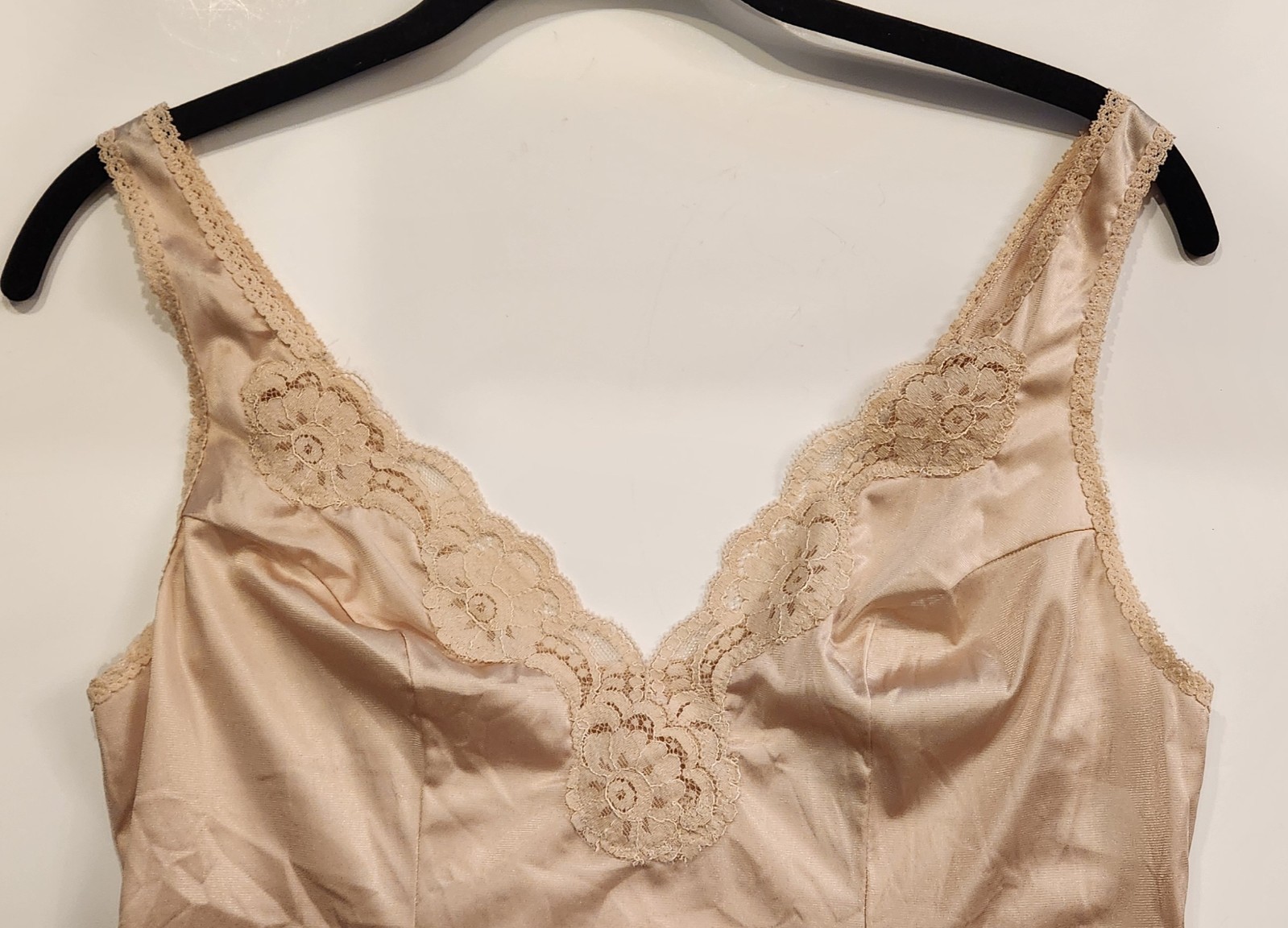 Vintage VASSARETTE Camisole Tank Top Beige Sz 32/XS Silky Nylon V-Neck Lace Trim