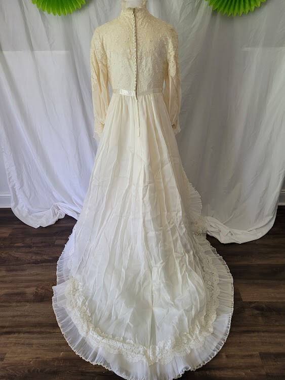 VINTAGE ALFRED ANGELO EDYTHE VINCENT ’70S BOHO PRAIRIE LACE WEDDING DRESS & VEIL