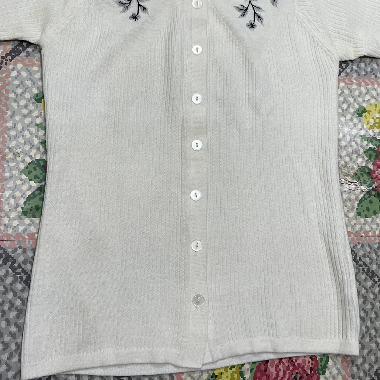 Vintage 70s Sweater Bee BANFF S/S Embroidered White Sweater Flowers S/M Top 80s