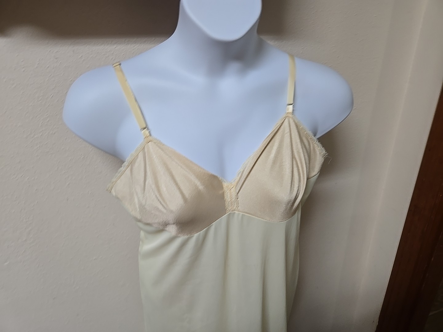 VTG Vanity Fair Cream Lightweight Dacron Polyester Lace Slip Long Dress Sz 40 L