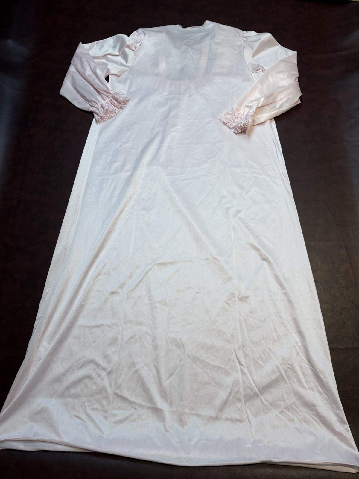 Vintage VANITY FAIR Nightgown Women Size M Cottagecor Ruffle Lace Dacron Nylon