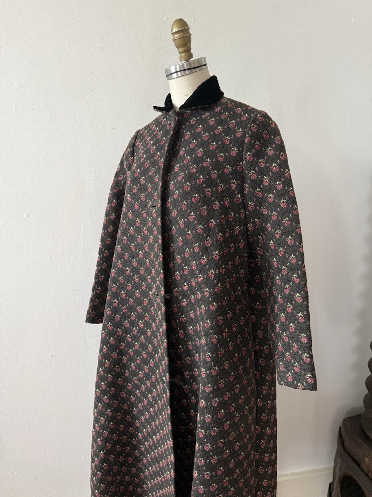 Mid-C Floral Jacquard/Matelassé/Quilted Full Length Tapestry Coat Velvet Collar