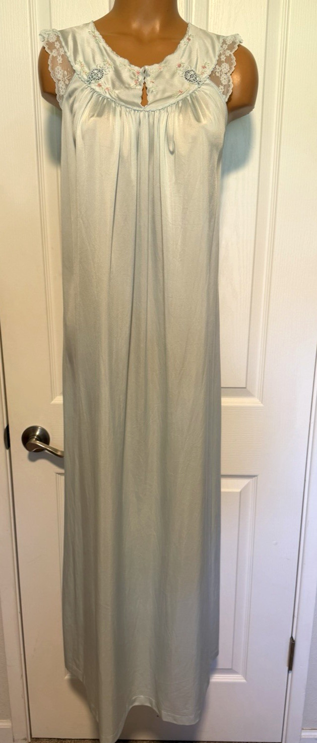 VTG 70’s SHADOWLINE SOFT BLUE W/ EMBROIDERED YOKE & LACE TRIM NIGHTGOWN SZ S