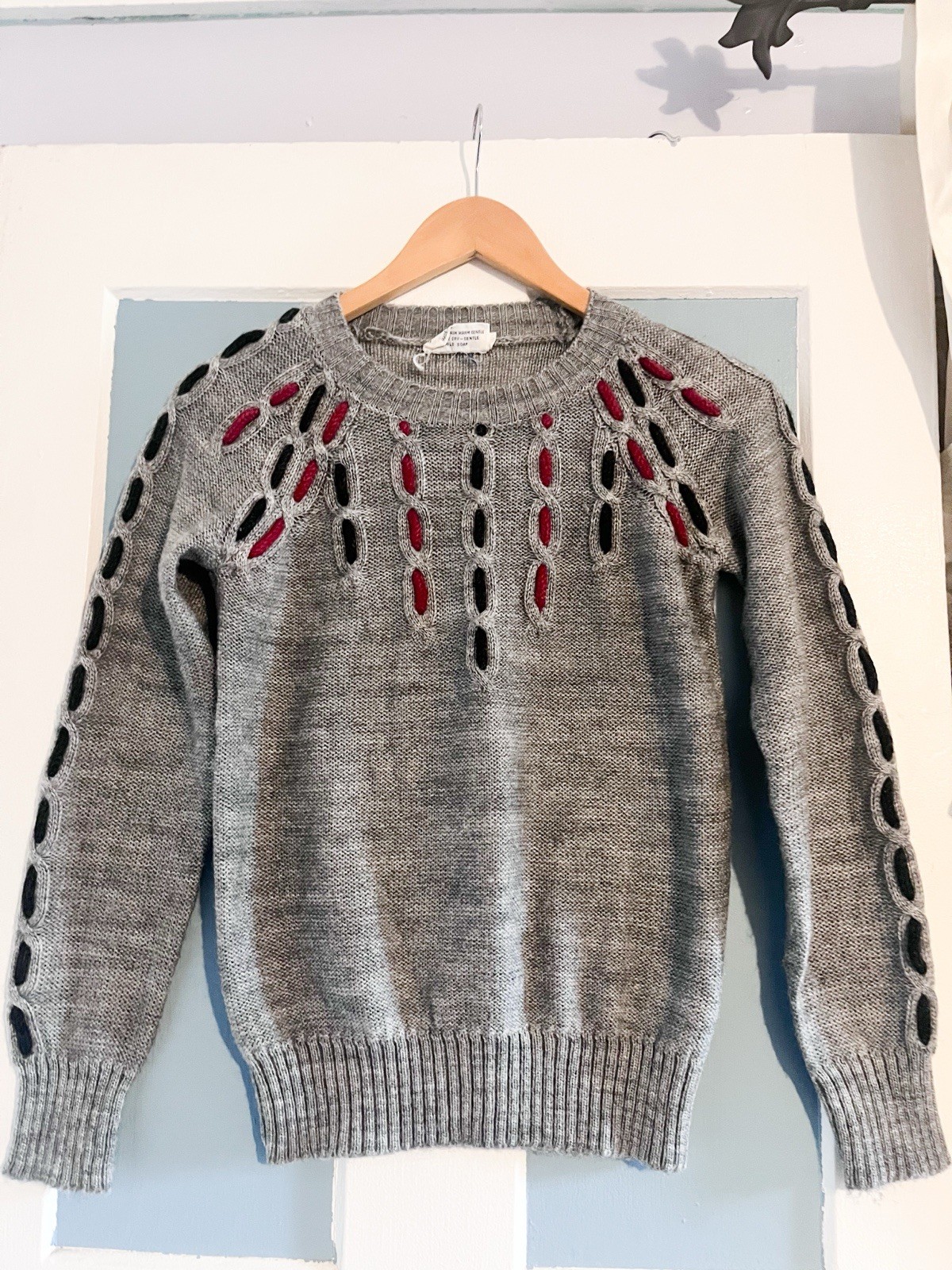 1970s Vintage Knit Gray Sweater Red and blue details at chest and sleeve -small