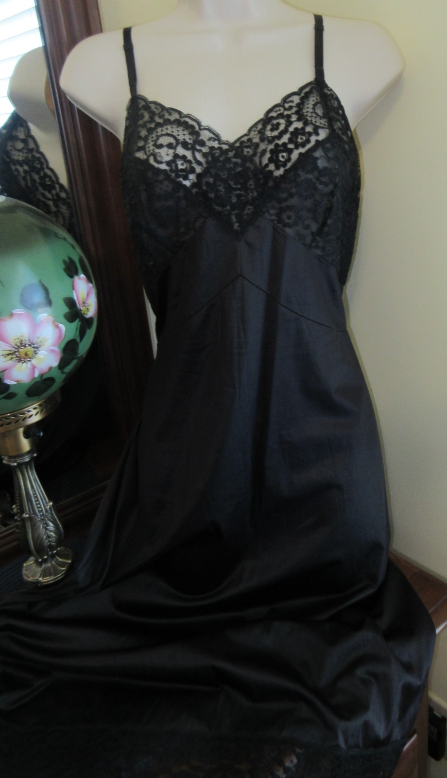 vintage size 36 VASSARETTE BLACK sheer mega LACE NYLON full slip NIGHTGOWN