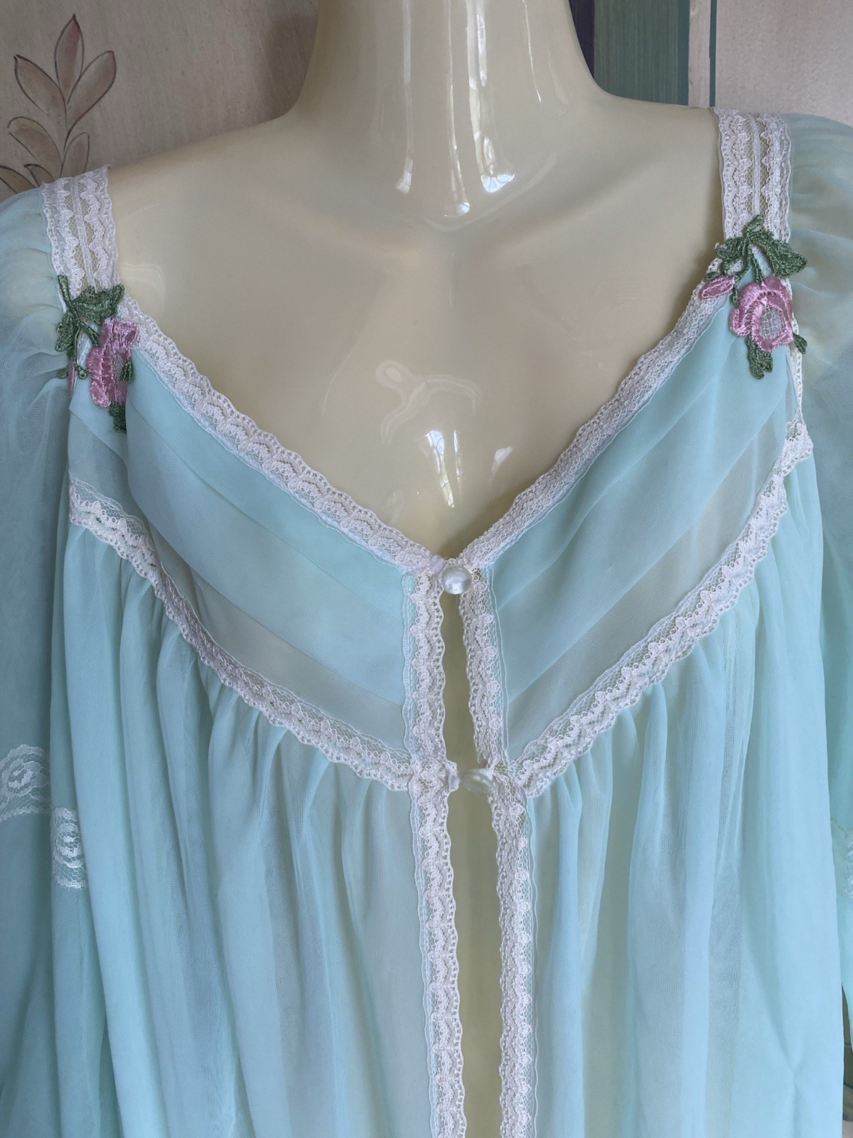Vtg 1960s to 1970s Slumber Suzy „Dreamwear” peignoir robe Mint Floral Embroidery