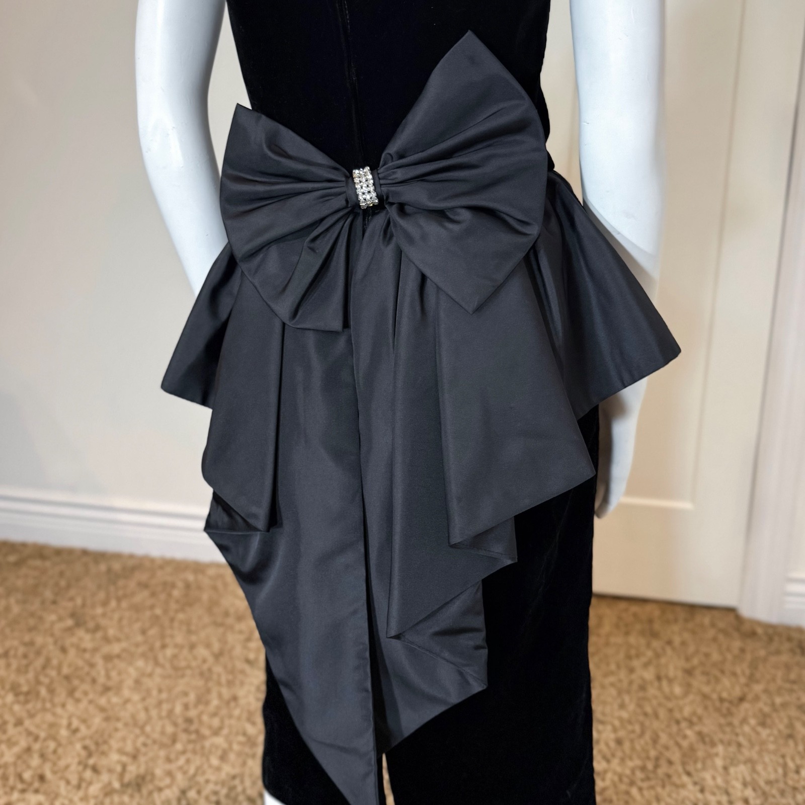 Vintage 80’s VELVET PARTY DRESS w RHINESTONE BOW S Ruched Strapless Boning Midi