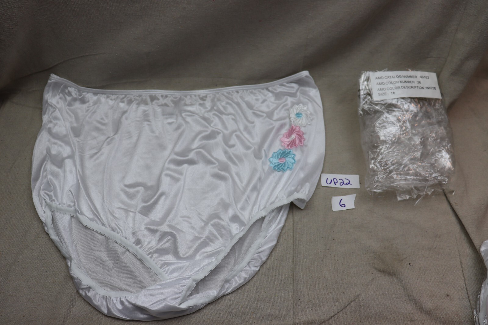 Vintage NYLON Panties Smart Fit Sz 16 White Pin-Up Retro Embroidered Flowers