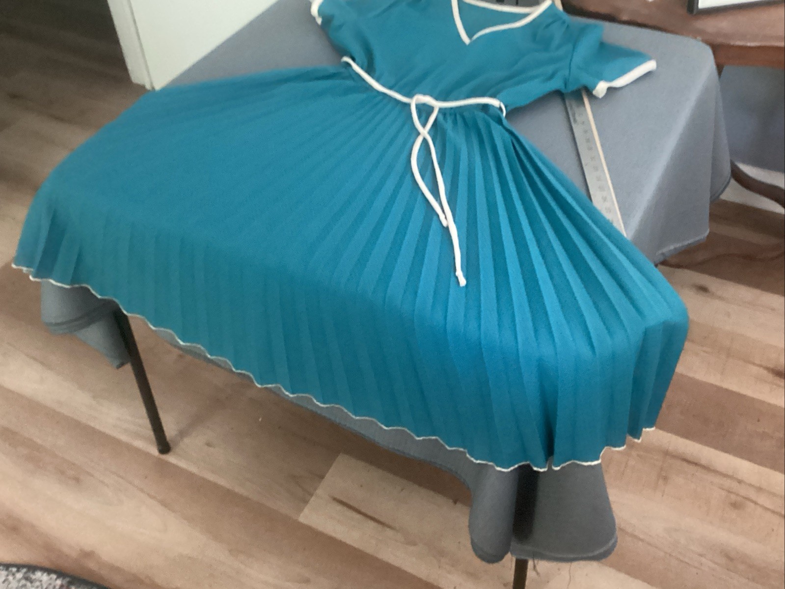 vintage accordion short sleeve dress with belt turquoise with white trim