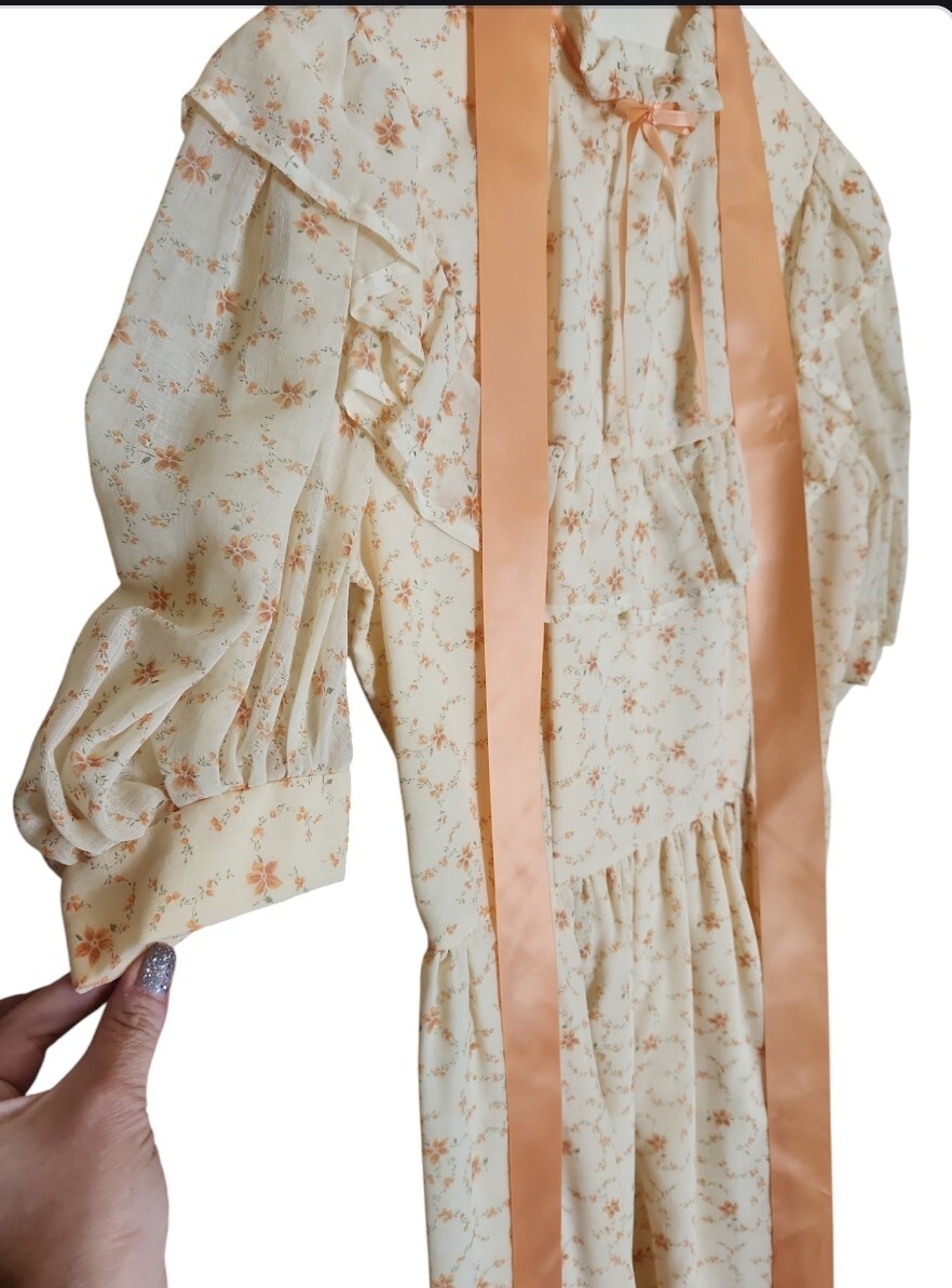 VINTAGE 1970s Peach and Cream Floral Dress RARE