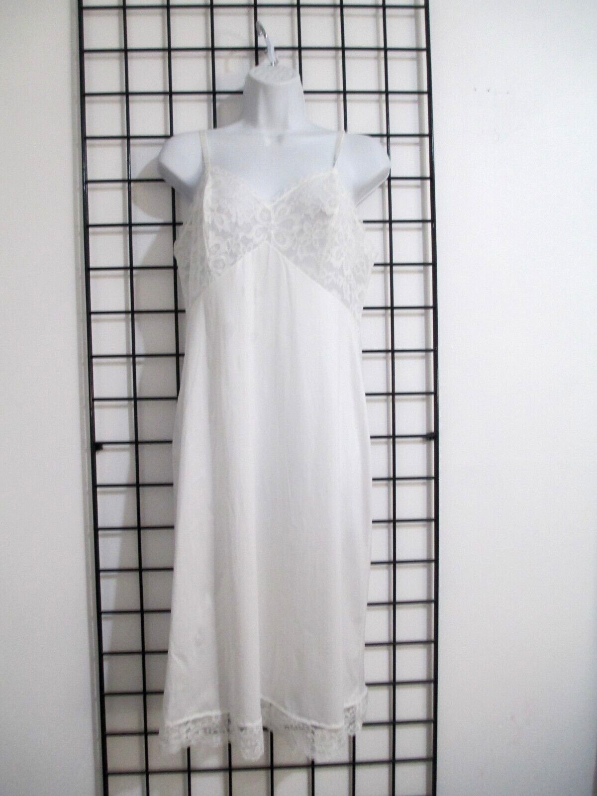 VANITY FAIR / USA MADE 🌸 SIZE 36 TALL==IVORY / NYLON / SHEER BODICE / SLIP