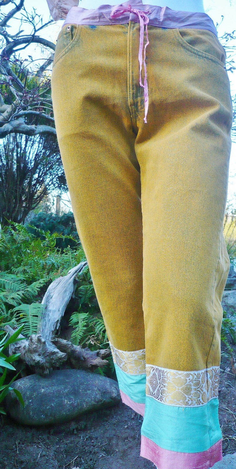 🌞 Levi’s Capri Jeans With Silk Detail Trim