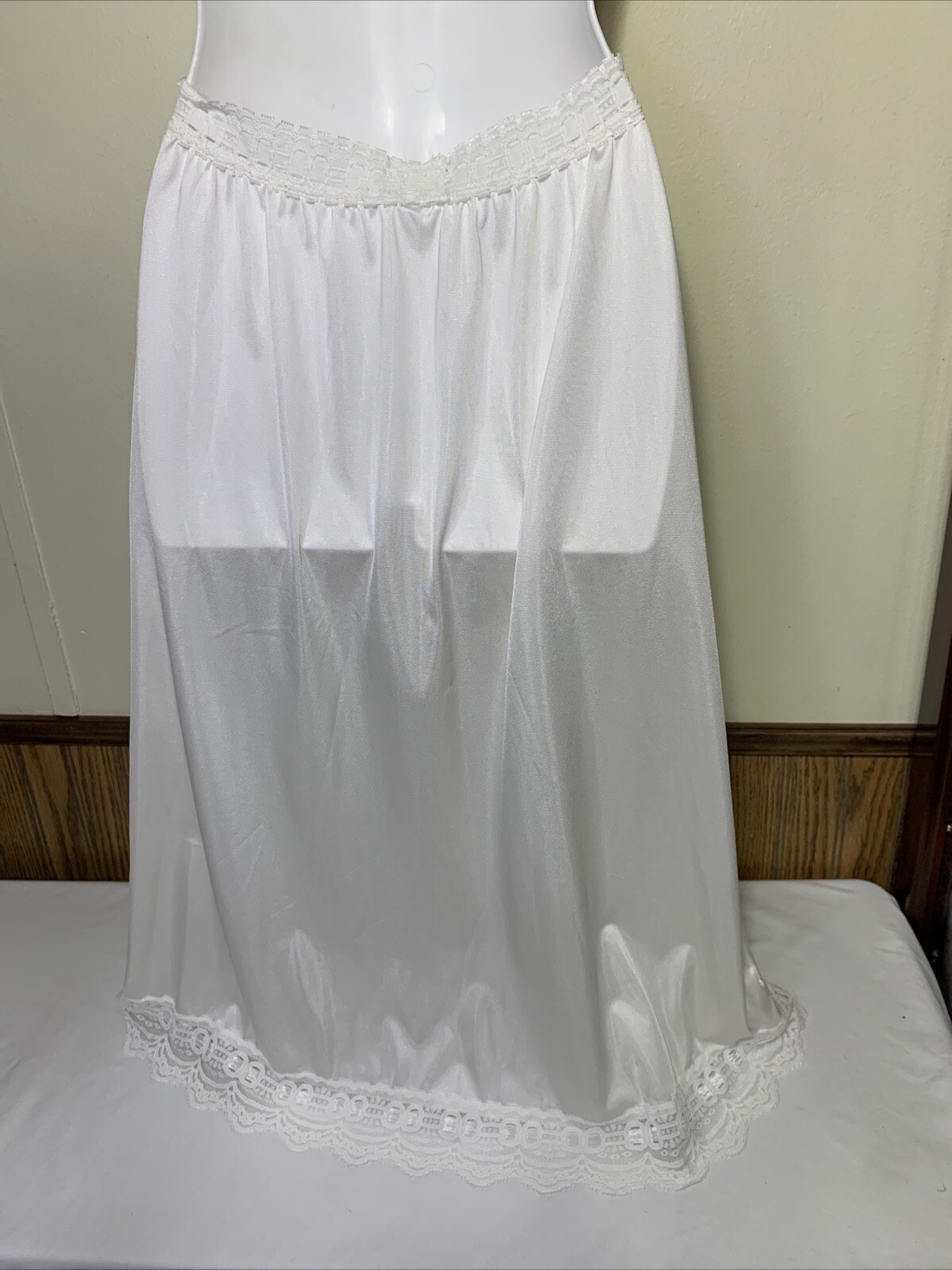 Vintage Olga Secret Hug Half Slip Skirt Lace Trim Size Small Satin Ribbon Bow