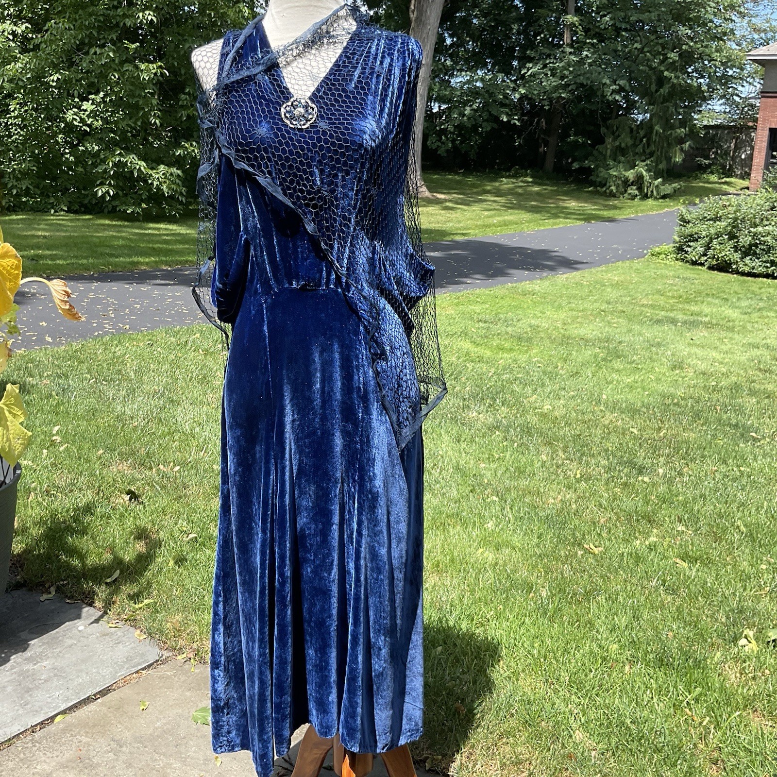 VINTAGE DRESS 20s 30s . VELVET FLAPPER STYLE DRESS/ SPIDERWED CAPELET. JEWELS !