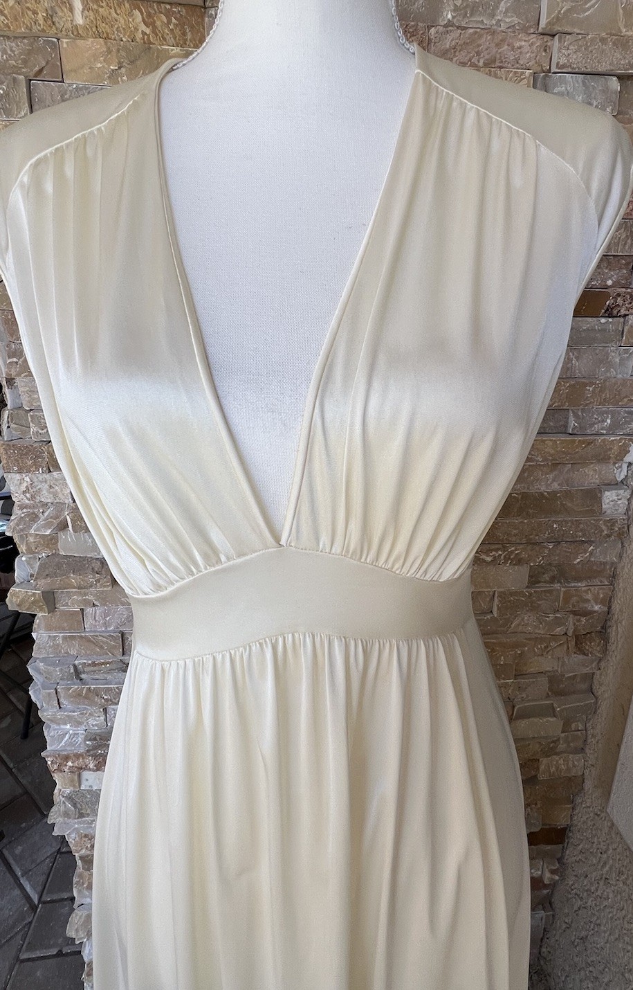 VTG Vanity fair chemise Size 34 Empire Waist Deep V-Neckline In Ivory, wedding