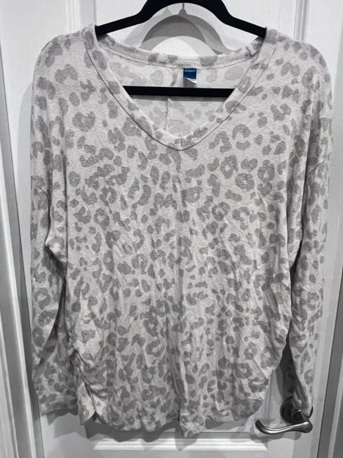 Old Navy Maternity Gray Leopard Print Long Sleeve Top Size Large