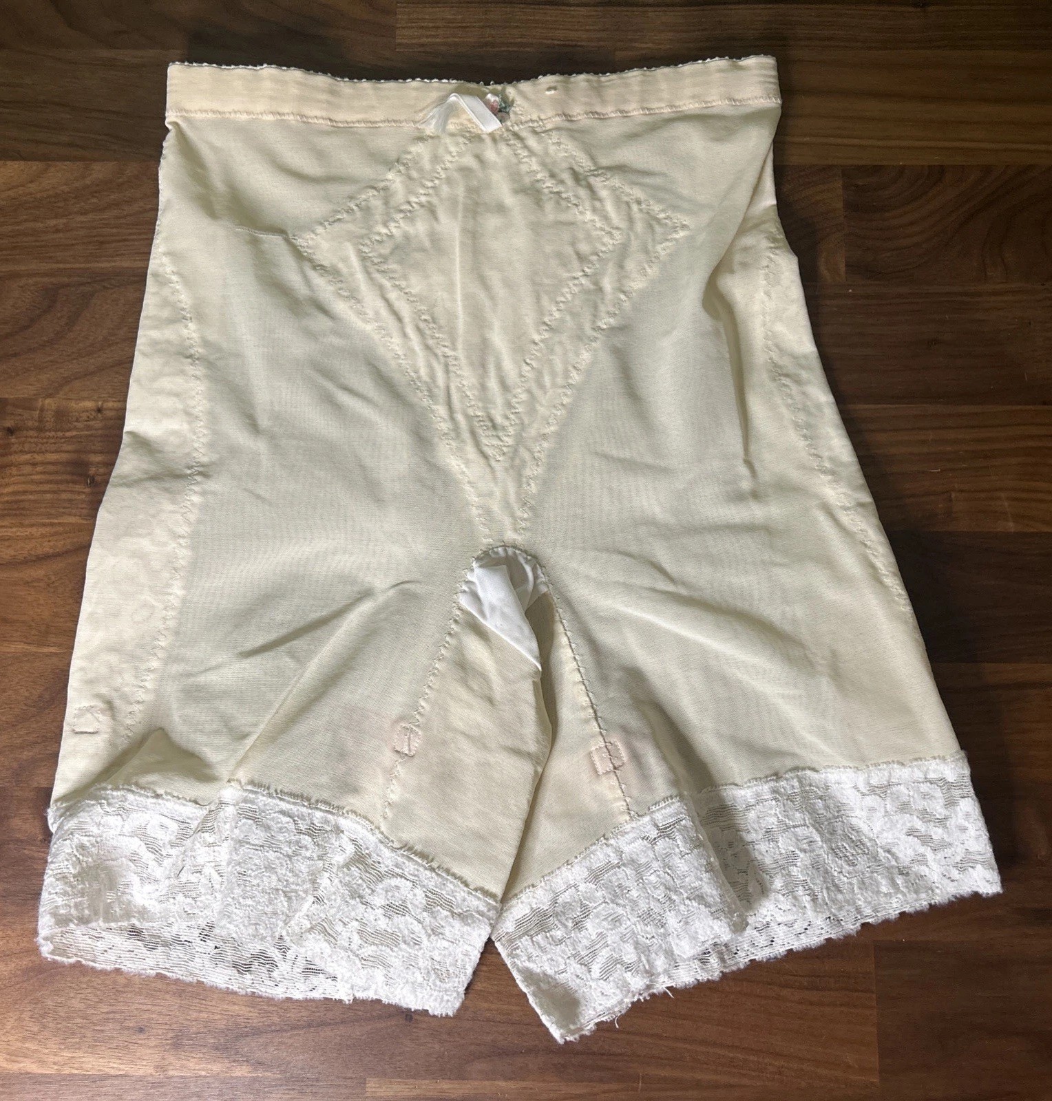 Vtg OLGA First Lady Panties Beige Lace Girdle Pin Up Suddenly Slim Shorts Garter