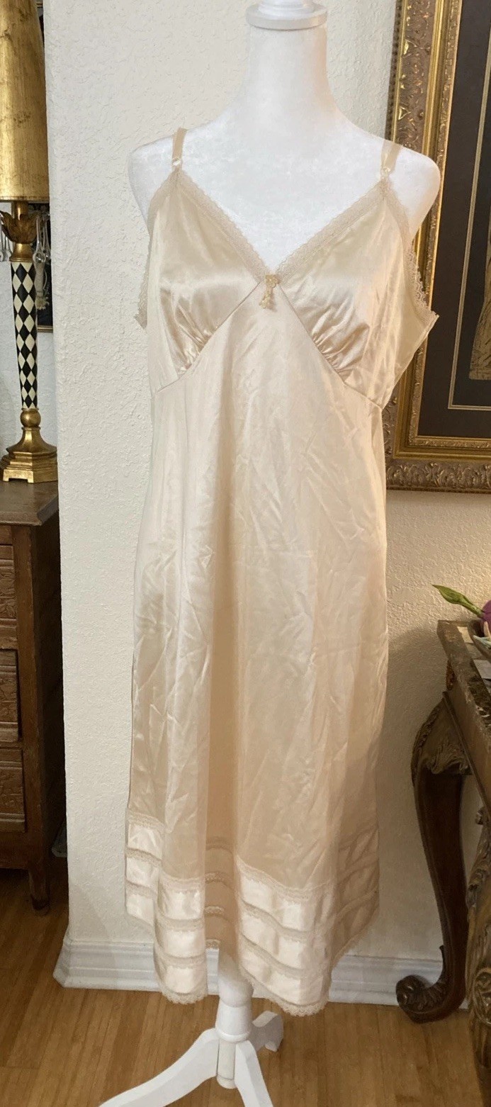 VTG Full Slip Adjustable Straps Floral Lace Embellishment Nylon Sears Beige Med