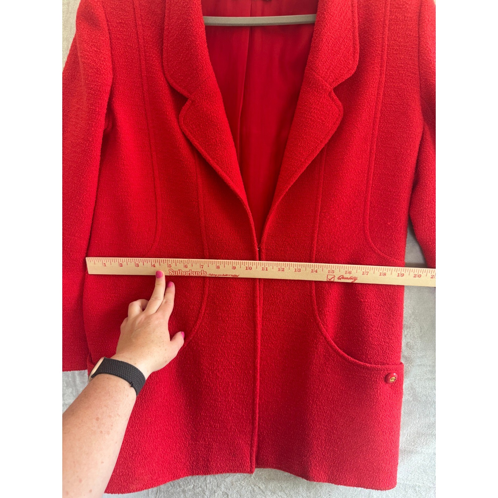 Chanel Boutique Vintage Red Wool Boucle Tweed Skirt Suit CC est size FR 42 US 10