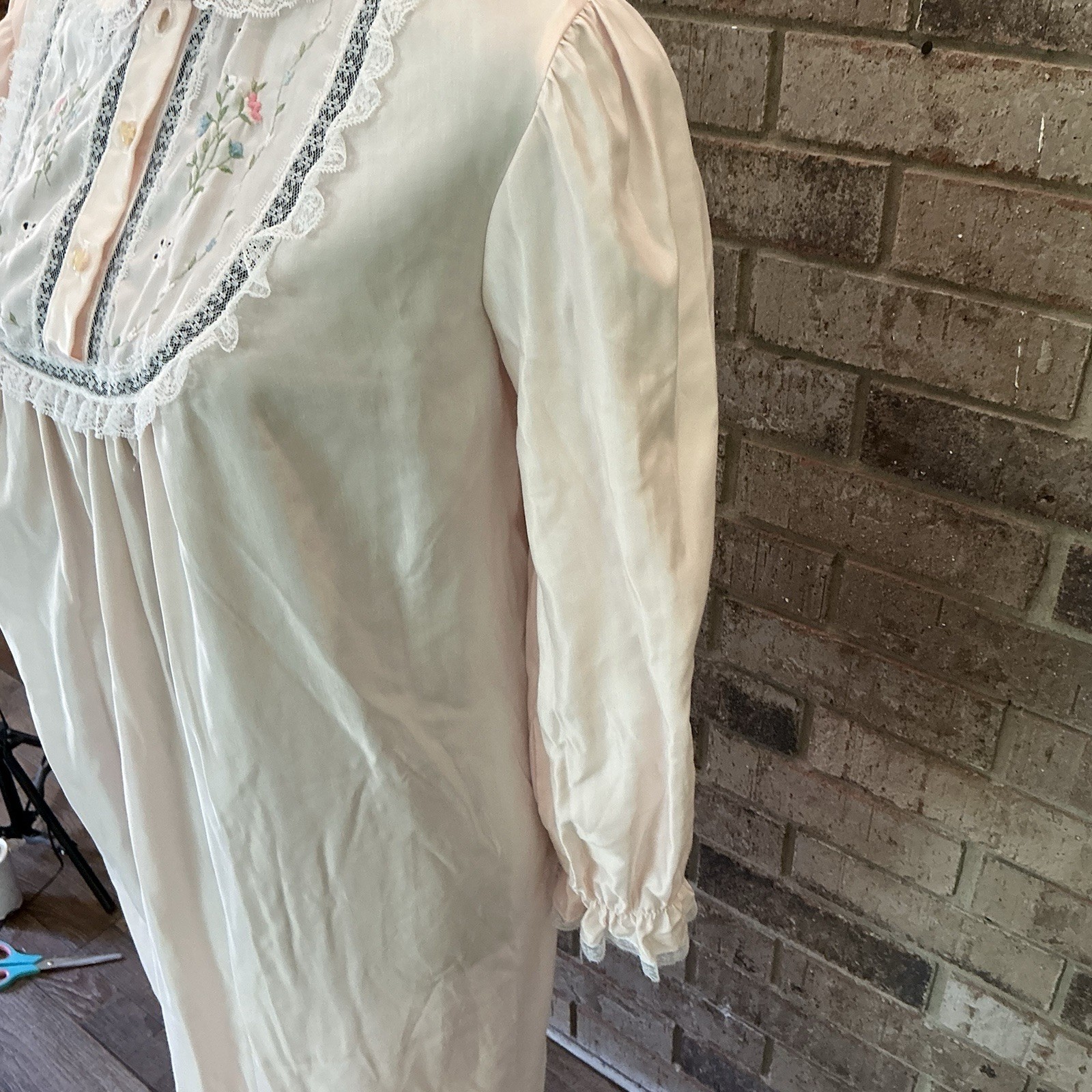 Size M – VINTAGE Barbizon Cuddleskin White Nightgown Long Sleeve Collared #23609