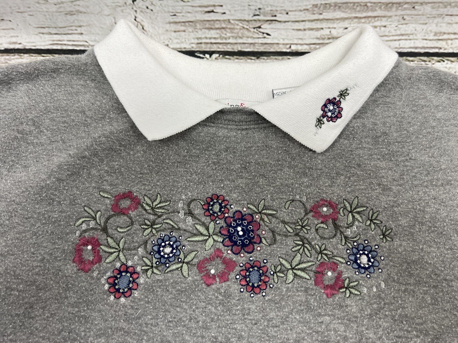 VTG Hasting & Smith Wildflowers Embroidered Women’s Collared Crewneck Sweater
