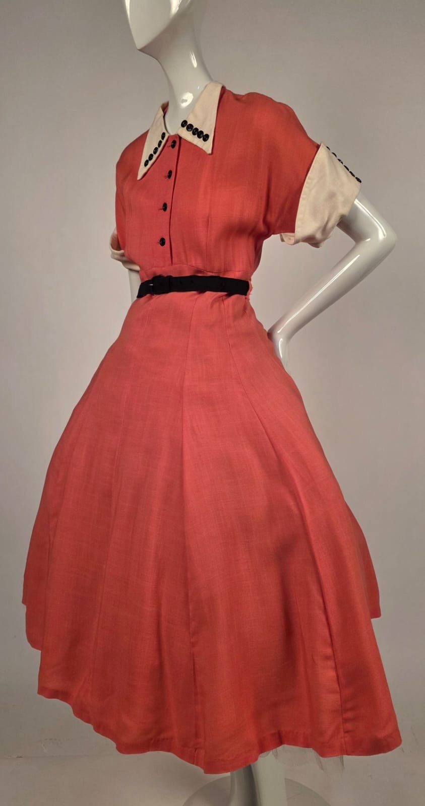 CLASSIC VINTAGE 1950’S PINK DRESS W WHITE COLLAR + CUFFS W BUTTON TRIMS