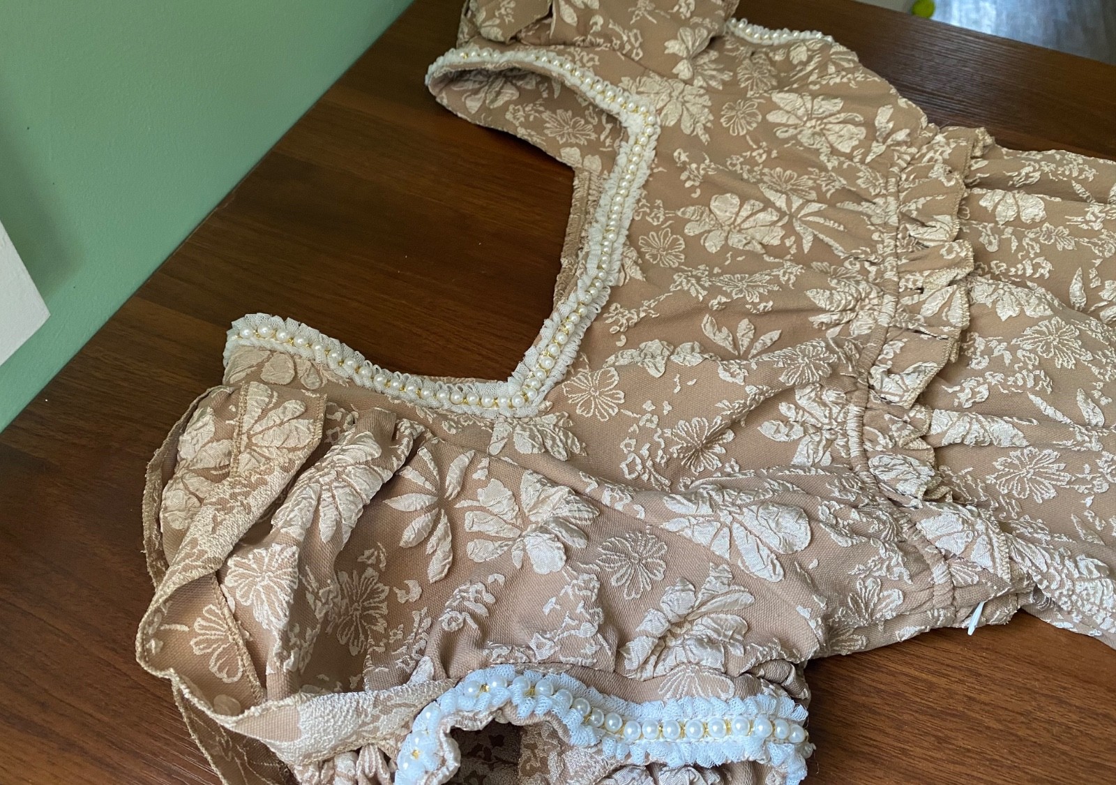 Vintage „Renaissance” Long Gown Floral Design Tan White Med