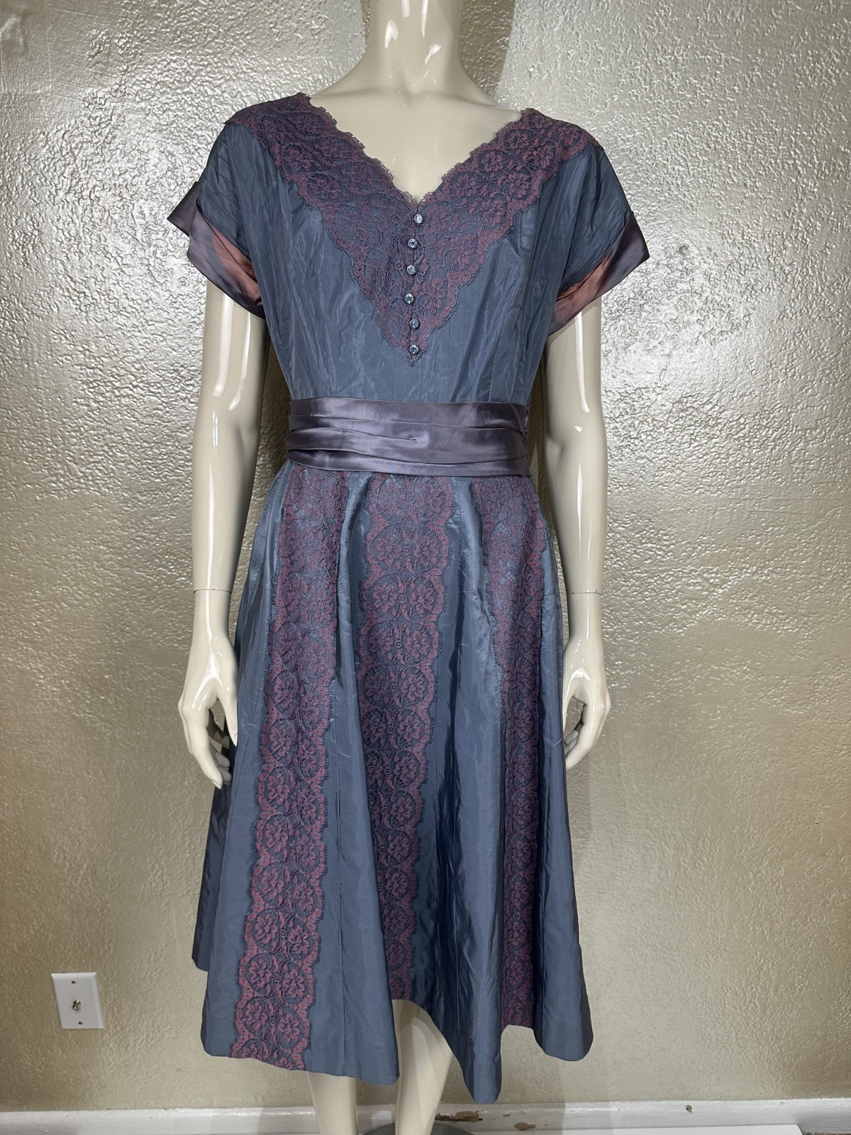 Vintage 1940’s Ladies Handmade Iridescent Purple Taffeta & Silk Dress Lace S
