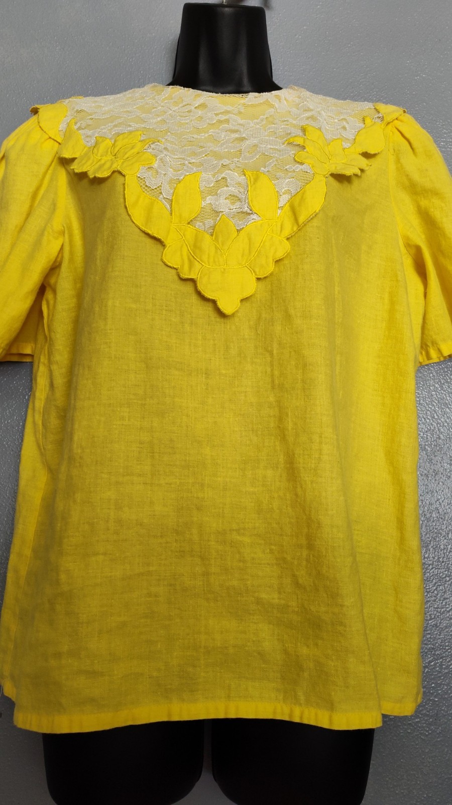 Beautiful Woman’s Vintage Size 10 Josephine Yellow Lace Short Sleeve Top