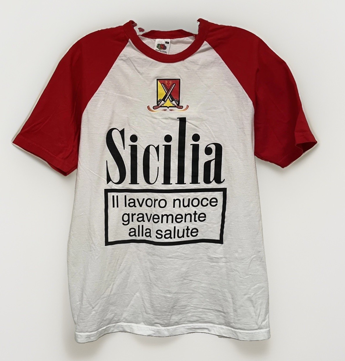 Vintage „Sicily: Work seriously harms health” Graphic Art T-Shirt women med Red
