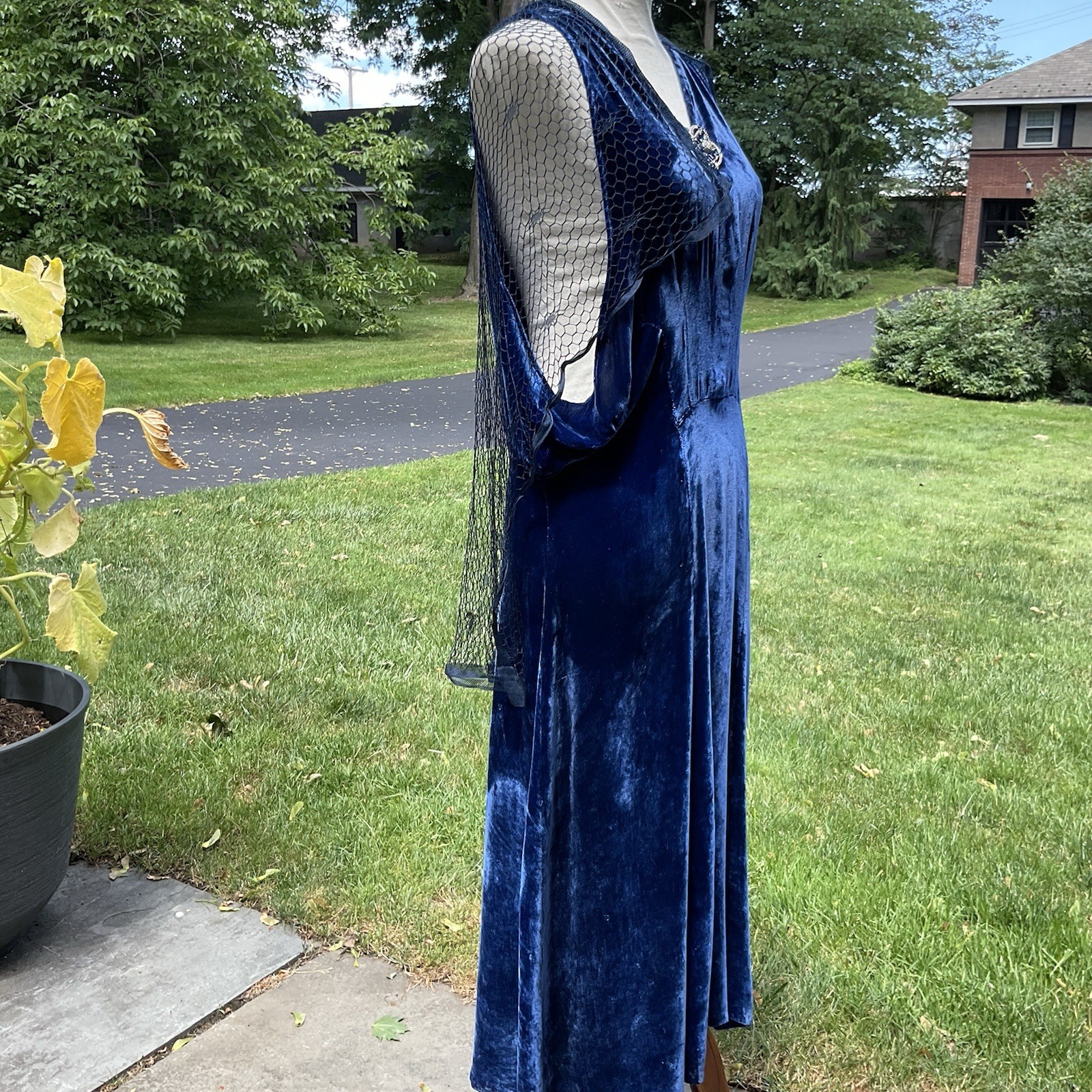 VINTAGE DRESS 20s 30s . VELVET FLAPPER STYLE DRESS/ SPIDERWED CAPELET. JEWELS !