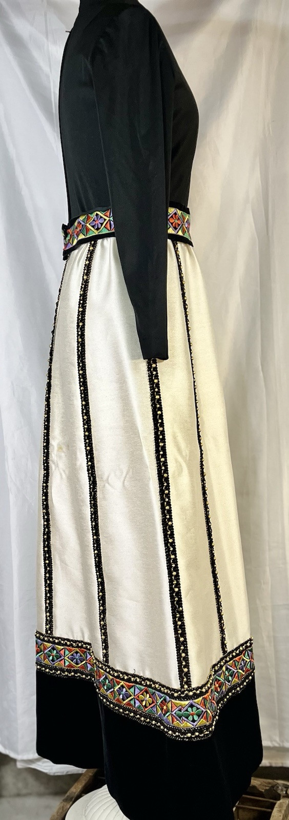 Stunning VTg Mod 1960s/1970s Maxi Dress Velvet,Mod Daisy’s,Beaded bric-A-brac