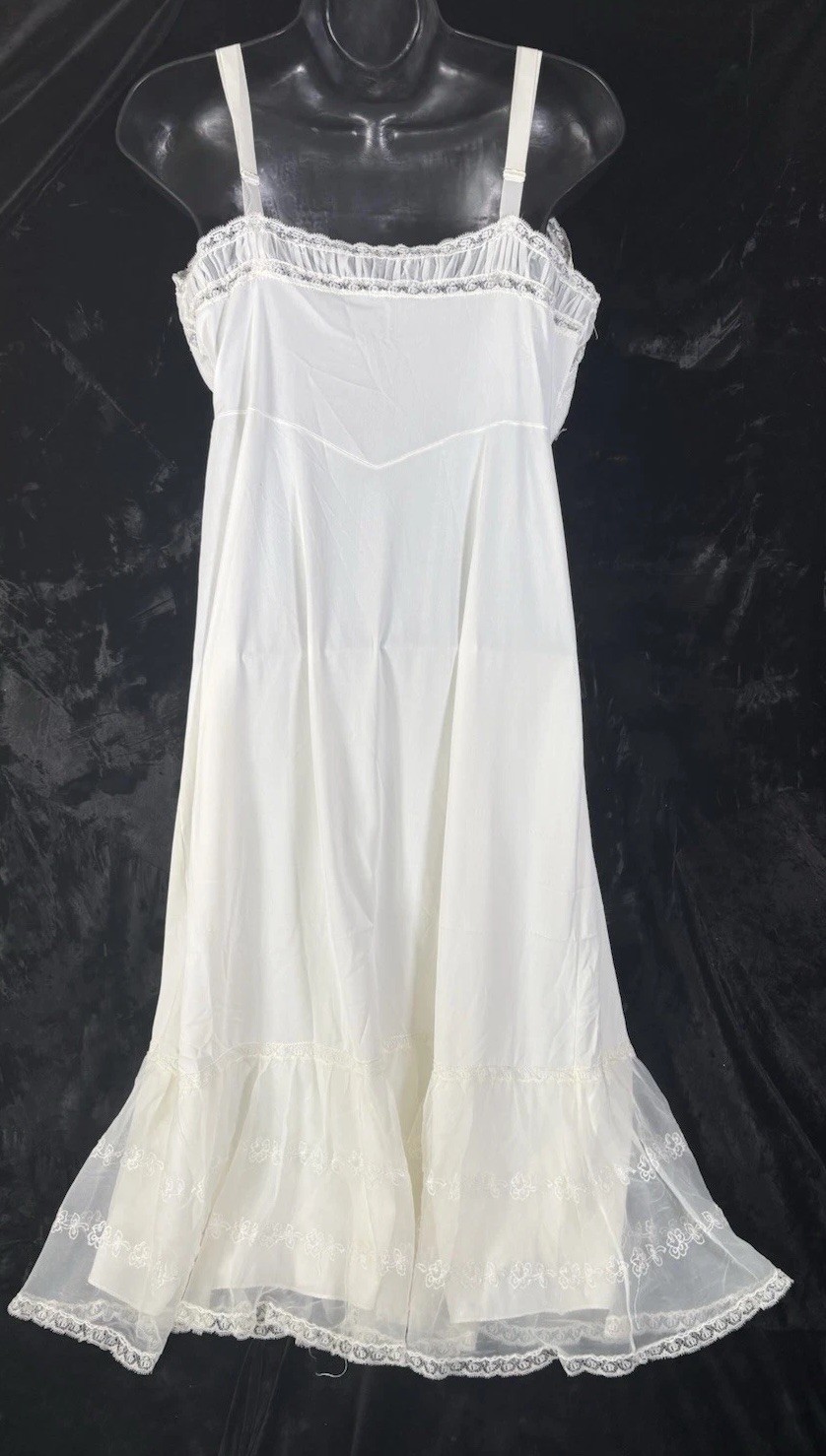 Vintage WHITE FULL SLIP DRESS Nylon 1950’s Pin Tucks Marilyn Monroe Sz S-M *