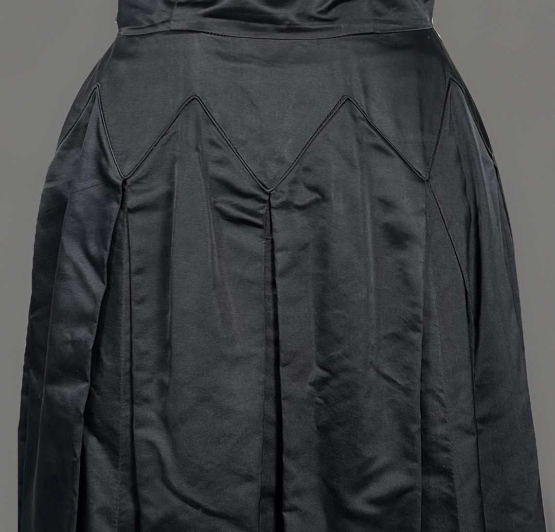 VTG 50s Dynasty Cocktail Dress Black Silk Taffeta Darts Pleated Low Back Size XS