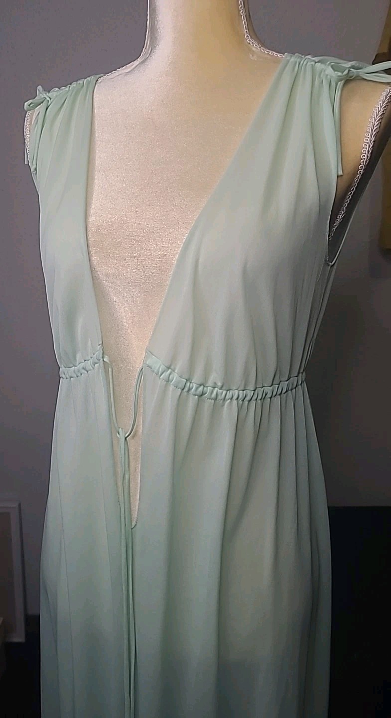 Vintage Vassarette 1970s Crepelon Sheer Nylon Slip Nightgown Long Maxi Pinup