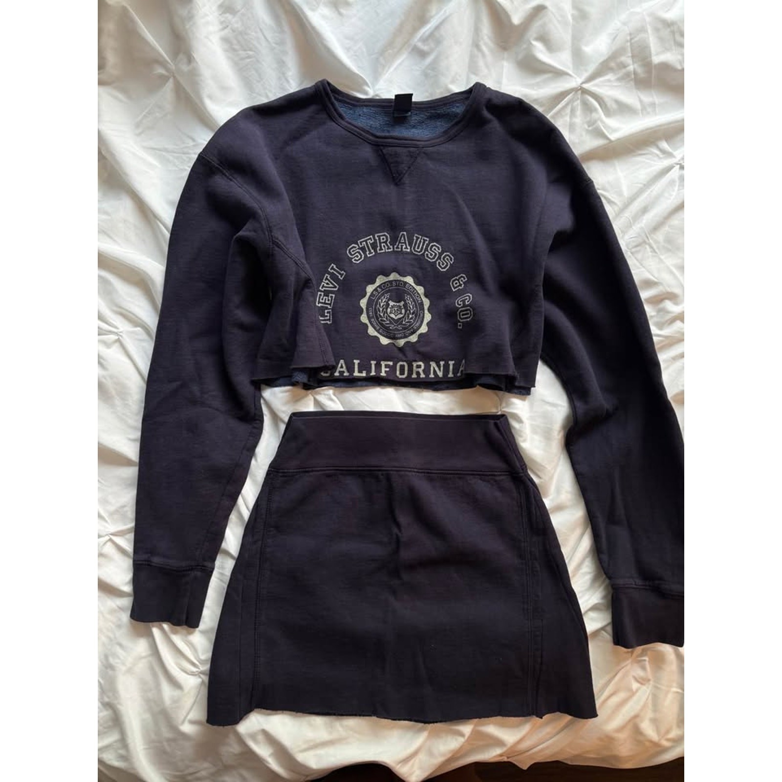 LEVI’S 2 Piece Matching set Crewneck Cropped Sweater Long Sleeve High Mini Skirt