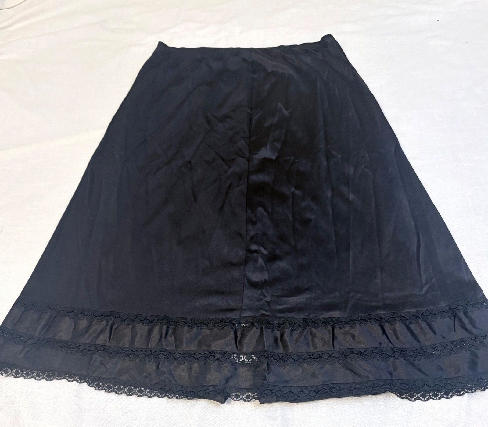 woman’s Black A Lined Slip Lace Trim Hem Mid Back Slit