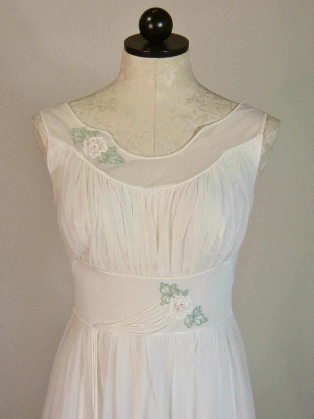SHADOWLINE vintage early 60s ELEGANT white NYLON GOWN scallops appliques 34