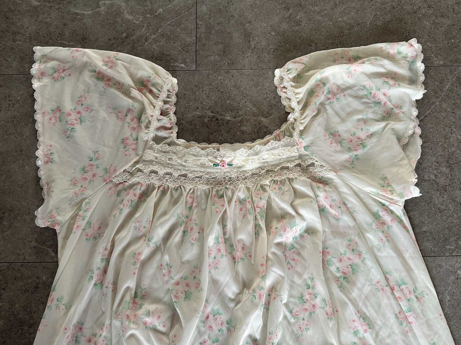 Vintage Sears Carriage Court floral and lace short sleeve night gown Size Large