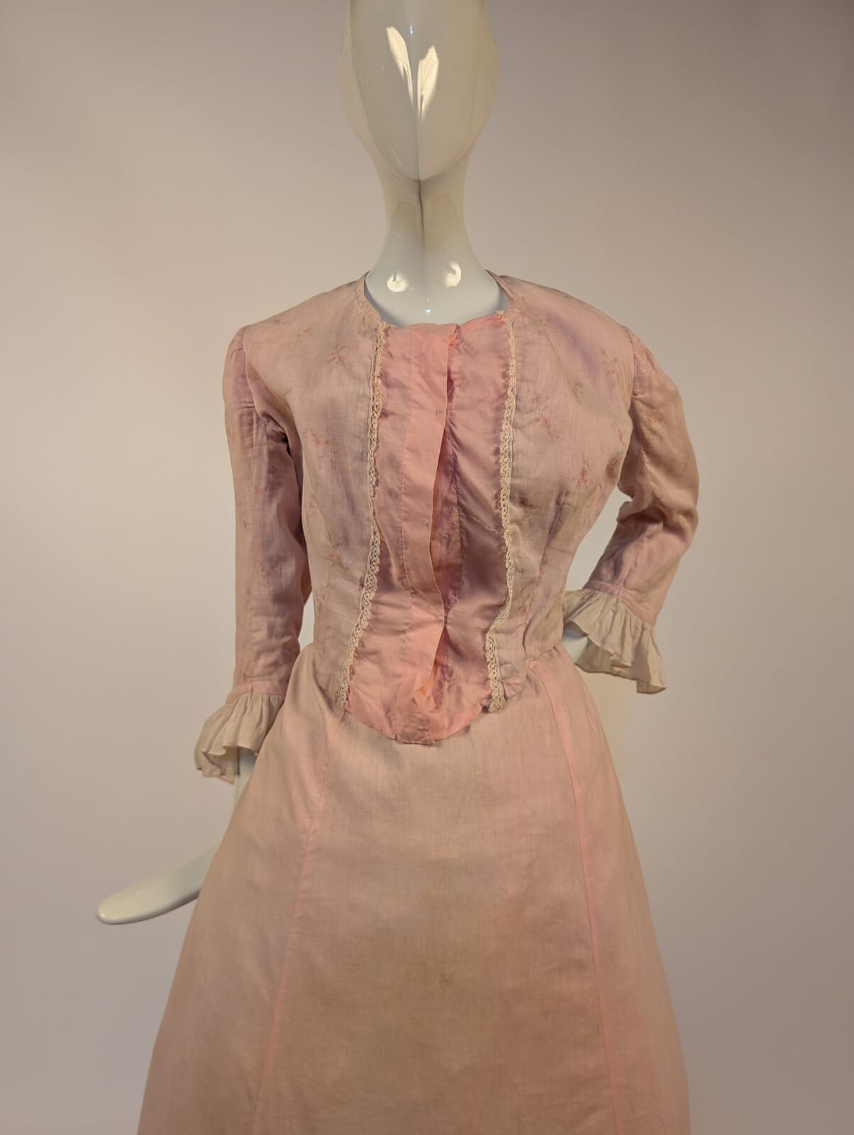 ANTIQUE EDWARDIAN PINK COTTON BUSTLE DRESS IN 18TH CENTURY STYLING