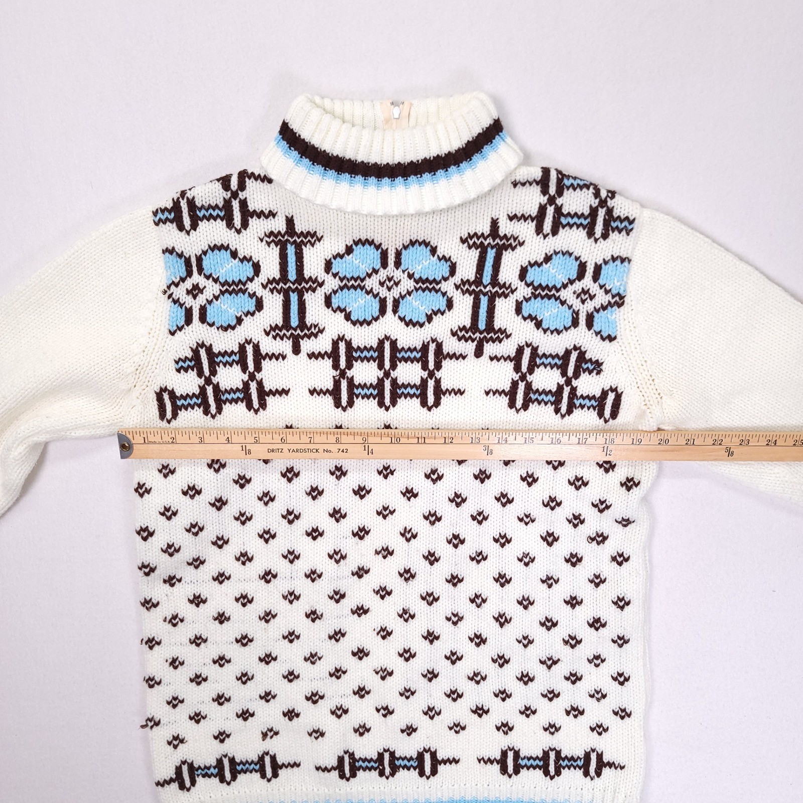 Vintage Lady Woo of Calif Nordic Fair Isle Turtleneck Sweater White Blue Brown M