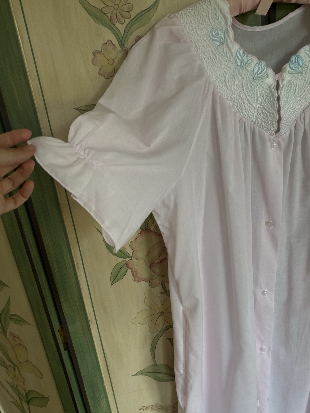GORGEOUS VTG Pink Cotton Scalloped Embroidered Collar Nightgown Ruffled Sleeves