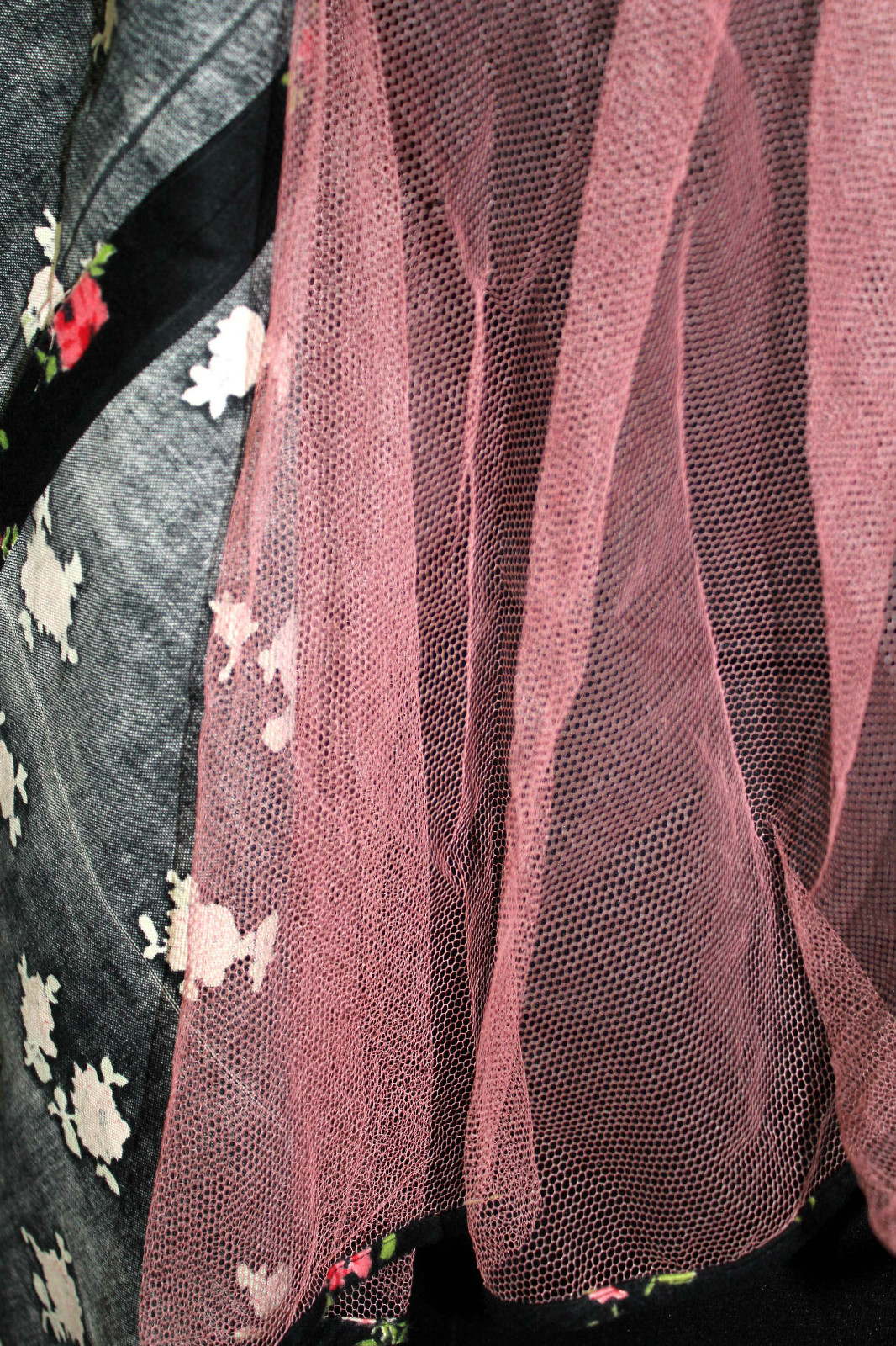 COLLECTABLE VINTAGE 1950’S BLACK ROSE FLORAL COTTON FLANNEL CIRCLE SKIRT SZ 27W