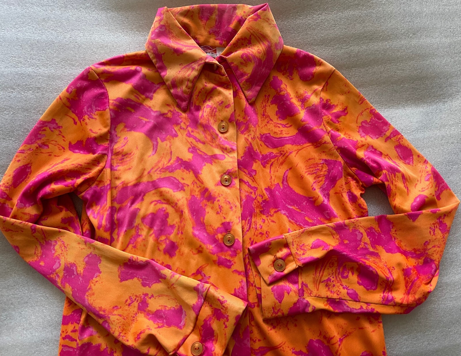 VINTAGE 60’S MOD SMALL 34″ BUST POLY ORANGE & PINK BLOUSE, BUTTON FRONT, EUC